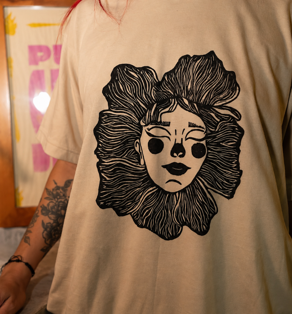 Camiseta Tinta Raíz de algodón estampada artesanalmente a mano