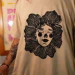 Camiseta beige con estampado floral negro de rostro femenino estilo artístico