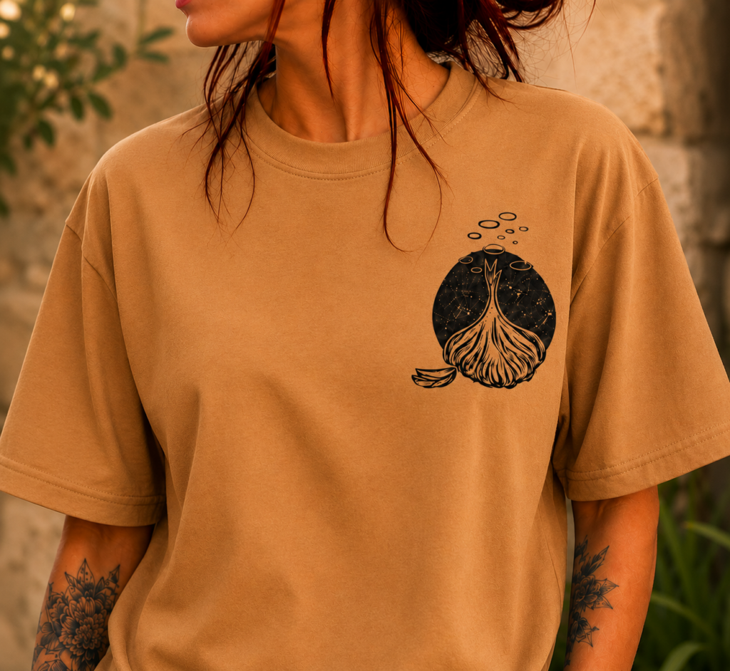 Camiseta estampada a mano en linograbado – Tinta de la Tierra — color Avellana