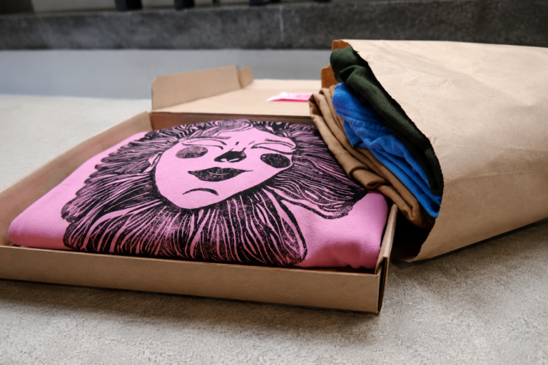 Diseño de linograbado artesanal sobre camiseta