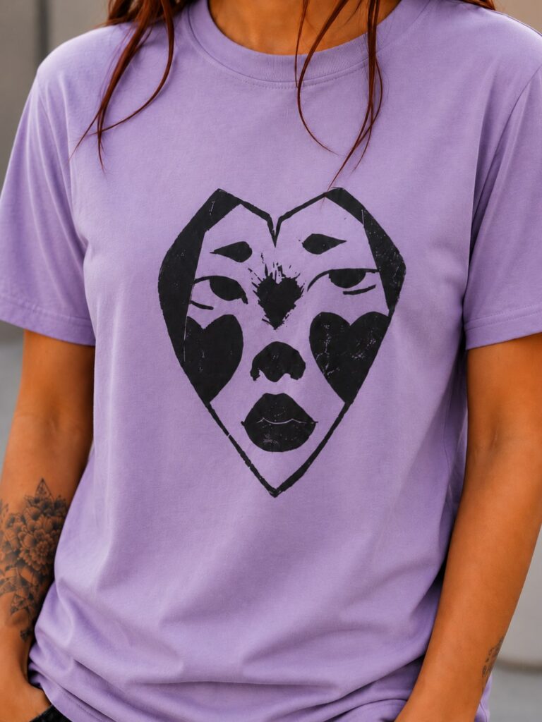 Camiseta artesanal lila Lover estampada con técnica de linograbado en tinta negra, estilo urbano unisex