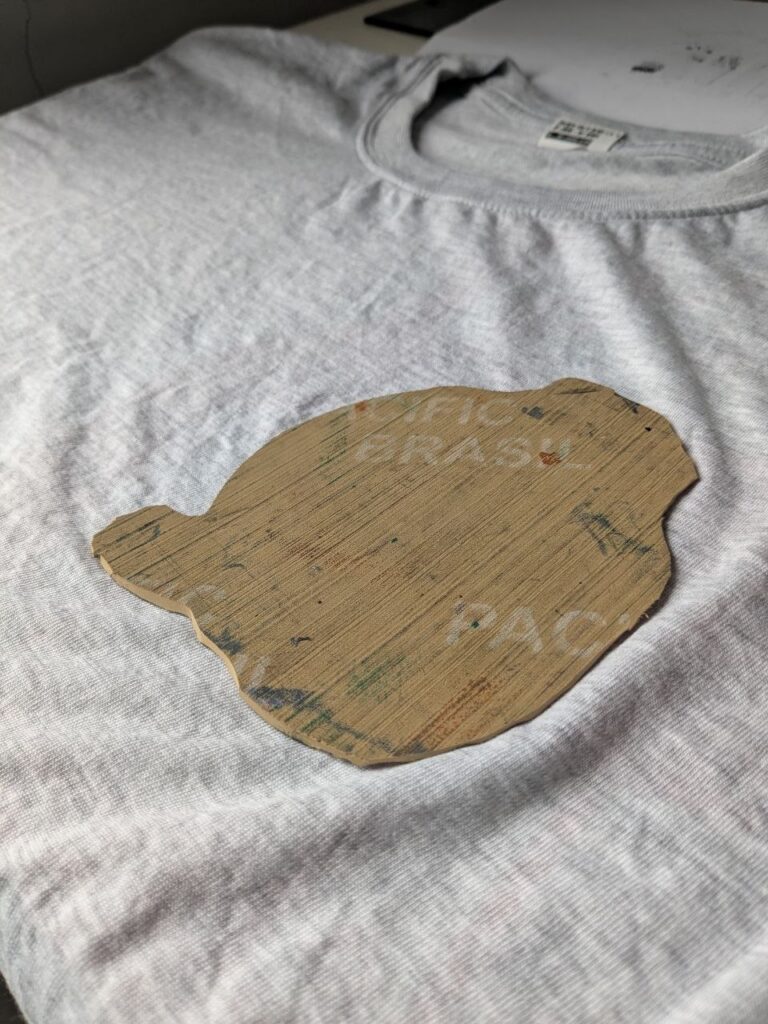 Estampado manual de camiseta de algodón con linograbado
