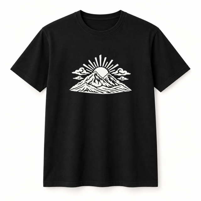 Camiseta negra con diseño Montaña Solar en serigrafía a una tinta