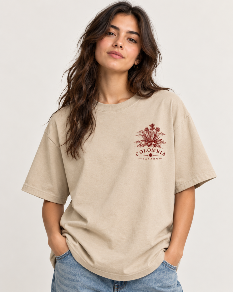 Camiseta Frailejón del páramo beige en modelo, vista de frente